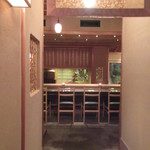 未在 - お時間です、正面はカウンター席、個室は右に引戸