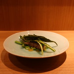 RISTORANTE IL NODO - 地のサバ（青魚） 渡辺農園小松菜（青臭い野菜） グリーンマスタード（青）