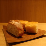 RISTORANTE IL NODO - 自家製フォカッチャとライ麦パン