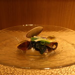 RISTORANTE IL NODO - 小坪漁港の愉快な仲間たち（平目、浅利、蛤、ワカメ）と鎌倉の美味すぎるネギ