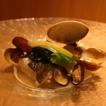 RISTORANTE IL NODO - 小坪漁港の愉快な仲間たち（平目、浅利、蛤、ワカメ）と鎌倉の美味すぎるネギアップ