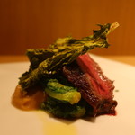 RISTORANTE IL NODO - 岩手県短角牛サーロイン 藁 1月の菜の花 玉ねぎアップ