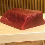 銀座 鮨 奈可久 - 背ナカの柵。牛に例えるとランプ肉のような紅の輝き