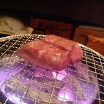 北新地やまがた屋 - タンステーキ焼き中