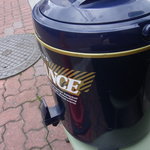 つけ麺 道 - ベンチの横にはポットが