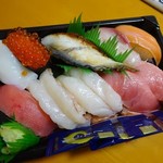 Muten Kura Zushi - プレミアムセット10貫1000円(税別)は本来のウニ軍艦の代わりにヤリイカです。