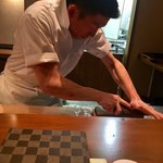 白金台こばやし - 板長鰹節を削ります