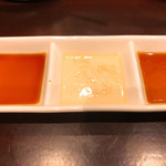 鳥田中 - 湯引きの付けダレ（にんにく醤油･胡麻塩･甘辛ダレ)