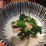 焼鳥 酉たけ - お通し1 青菜のおひたしにささみを和えた上品な一品