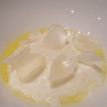 カンテサンス - 塩とオリーブが主役　山羊乳のバヴァロワ