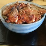 炭火豚丼 豚元 - お肉がはみ出しています