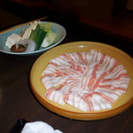 しゃぶ禅 - 　岩手県産の岩中豚バラのしゃぶしゃぶ肉と、野菜です。野菜の茸はまいたけ、椎茸、えのき茸とバラエティー豊かで、しゃぶしゃぶ肉の一皿目は史上まれにみる綺麗な見た目のバラ肉でした。