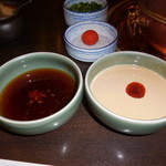 しゃぶ禅 - 　ポン酢と胡麻だれに、辣油を浮かべた様子です。