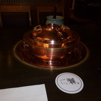 しゃぶ禅 渋谷店 - 　しゃぶしゃぶの鍋です。瀬里奈などで使っているのと形がほぼ似ています。