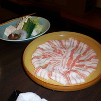 しゃぶ禅 渋谷店 - 　岩手県産の岩中豚バラのしゃぶしゃぶ肉と、野菜です。野菜の茸はまいたけ、椎茸、えのき茸とバラエティー豊かで、しゃぶしゃぶ肉の一皿目は史上まれにみる綺麗な見た目のバラ肉でした。