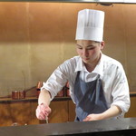 レストラン ラリューム - 若いスタッフさん　カウンターで頑張っています