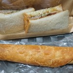 トカトカ - ブリトードック280円と、しほろ牛のメンチカツサンド300円(名前と値段は正確ではありません。)