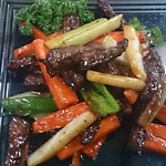 青龍 - ②牛肉と人参、セロリ、ピーマンの炒め物