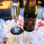 MODIS 新宿 - 1本付いているシャンパン