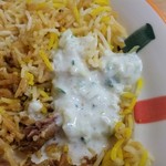 ハラールフードマルハバ - ライタを混ぜ混ぜ。