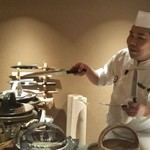 日本焼肉 はせ川 - 最後に職人、佐藤さんが包丁の説明をしてくれます。とてもグルメ。お店の話を聞いてて、意外とお近くに押お住まいな事が判明♥️