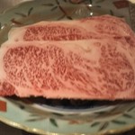 日本焼肉 はせ川 銀座店 - 職人さんが、周りの油を丁寧に削いでくれます。