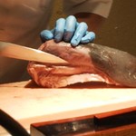 日本焼肉 はせ川 - 丁寧に仕込みます。間近で見れてドキドキ。