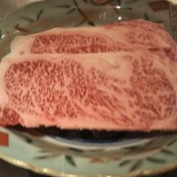 日本焼肉 はせ川 銀座店 - 職人さんが、周りの油を丁寧に削いでくれます。