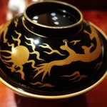 草喰 なかひがし - 五本指の龍が描かれた椀の蓋。