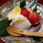 草喰 なかひがし - 酒粕のシャーベットはサッパリ美味しい✨
      貴重なイチゴも頂けました♪