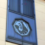 お店のロゴです。 このマークを見ただけで、テンションが上がりまくりです。 よ～く、見て下さいね。 何に見えますか？ そう、そう、アレですアレですよ。 海老聖人の大好物な海老ちゃんですよ。 わおっ、海老