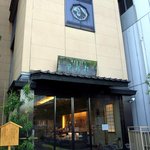 お店の外観です。 全面ガラス張りで開放的なお店ですね。