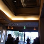 桂新堂本店 お食事処 百福庵 - 沢山の人が行列していますよね。 順番に食べるのを待っているのですが、このお店のお食事処は、電話予約等が出来ないんです。 どういうシステムになっているかというと。 毎日、１０時から「当日分のお席の予約」