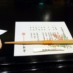 桂新堂本店 お食事処 百福庵 - 並んだ順番に、名前を呼ばれて地下１階の百福庵に降りました。 テーブルに着くと、本日のお料理が書いてある紙と箸、爪楊枝、箸置き、そして、手作りの鶴がセッティングされていましたよ。