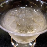 桂新堂本店 お食事処 百福庵 - 最初に運ばれてきたのは食前酒の梅酒です。 まろやかな味で食欲をそそります。 ん～、お腹もペコペコです。 早く食べたいですよ。 今日は、本当に楽しみです。 なんたって、海老、海老、海老の海老尽くしコース