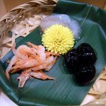 桂新堂本店 お食事処 百福庵 - 前菜です。 最初の料理です。 桜えび釜揚げ、甘エビ塩辛、黒豆です。 色合いも綺麗で食欲をそそります。 この料理を見た瞬間に、これは、日本酒でしょうって思っちゃいましたよ。