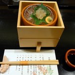 桂新堂本店 お食事処 百福庵 - 向付です。 上下２段の白木重箱での登場です。 上段には、伊勢えびが美味しそうに鎮座していました。 これは、ますます、日本酒がすすみますよね。