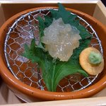 桂新堂本店 お食事処 百福庵 - 伊勢えびに山葵をちょっと付けて頂きます。 最初は、醤油をつけません。 伊勢えびの旨味を楽しみたかったからです。 もう、最高ですよ。 旨すぎます。