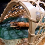 桂新堂本店 お食事処 百福庵 - 活車えび塩焼きと奥に何やらありますね。