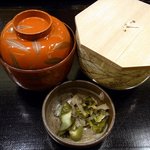 桂新堂本店 お食事処 百福庵 - ご飯、赤だし、香物の登場です。 ご飯と赤だしは、蓋が付いています。
