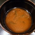 桂新堂本店 お食事処 百福庵 - 赤だしも蓋を取りました。 これは、伊勢えび出汁の味噌汁となっています。 ここにも海老が使われているんですよ。 海老尽くし、すごいですよね。 海老の風味がして美味しかったですよ。