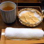 桂新堂本店 お食事処 百福庵 - 菓子とお茶です。 お絞りも一緒に出てきましたよ。