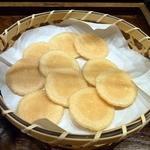 桂新堂本店 お食事処 百福庵 - 菓子は、えびせんべいになっていました。