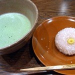 桂新堂本店 お食事処 百福庵 - ２階の活創庵で食べれる、お抹茶とお菓子も楽しめるって訳です。