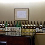 Keishindou Honten Oshokujidokoro Hyakufukuan - 沢山のお酒がディスプレーされていました。