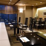 桂新堂本店 お食事処 百福庵 - 店内の風景です。 入口近くの席から奥を撮っています。 黒いテーブルに白い椅子で構成されています。 落ち着いた雰囲気になっていますね。