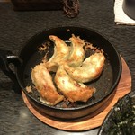 池田てつなべ餃子 - セットの餃子(店主が「うちは餃子屋です」と言ってます)
