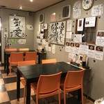 池田てつなべ餃子 - 店内テーブル席