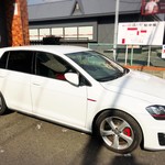 中華そば 先﨑 - 駐車場(スナック夢恋人様前も2台駐車可)、クルマは未だに純正ホイールでスタッドレス仕様