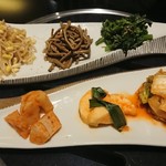 焼肉 喰心 - 季節のお野菜  ナムルとキムチの盛り合わせ